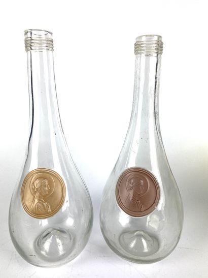 null René LALIQUE Clos St Odile Deux bouteilles piriformes en verre soufflé appliqué...