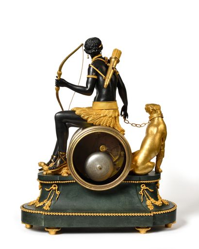  Pendule "L'Afrique" en bronze doré et bronze patiné vert représentant une chasseresse...