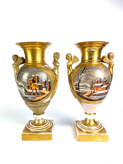 null PARIS Paire de vases en porcelaine polychrome à décor émaillé d'un château dans...