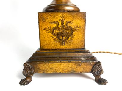 null LAMPE en forme d'urne en tôle laquée à décor d'une frise de feuillages et de...