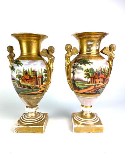 null PARIS Paire de vases en porcelaine polychrome à décor émaillé d'un château dans...