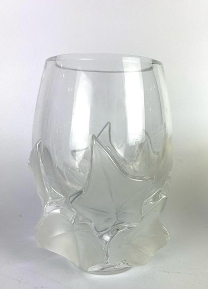 null LALIQUE France Vase oblong en cristal partiellement dépoli à décor de feuilles...