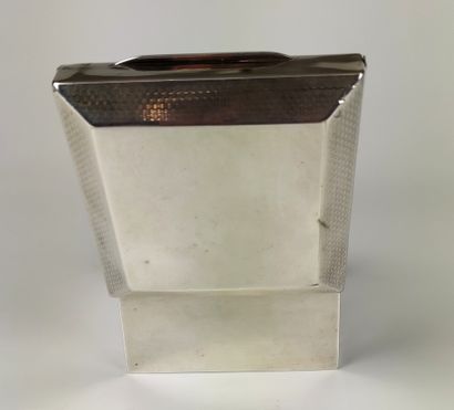 null Silver box with wooden interior. Birmingham, 1946-47 5,5 x 8 x 8 cm (shocks...