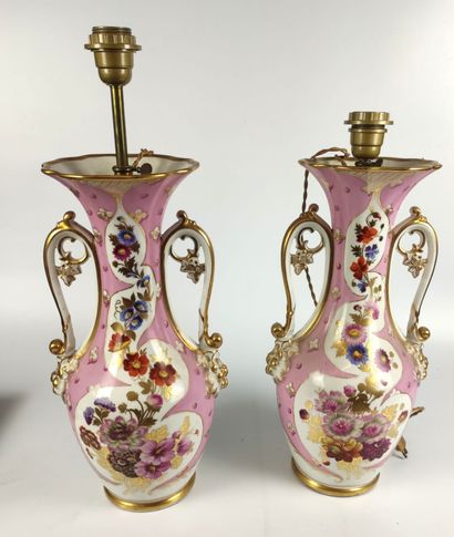 null PARIS Paire de grands vases montés en lampe en porcelaine blanche et rose et...