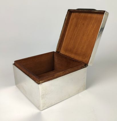 null Silver box with wooden interior. Birmingham, 1946-47 5,5 x 8 x 8 cm (shocks...