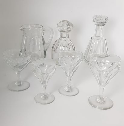 null BACCARAT Service de verres en cristal Baccarat, modèle proche Harcourt, comprenant...