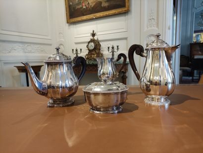 null TEA AND COFFEE SET in silver with gadroons and cut sides including : - 1 teapot...
