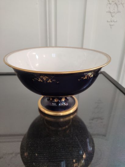 null SEVRES Cup on foot in blue and gold porcelain. Stamp N under the crown 66 Diam...