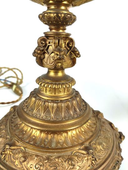 null PAIRE DE LAMPES sur piedouche en bronze doré et ciselé à motifs néogothiques....