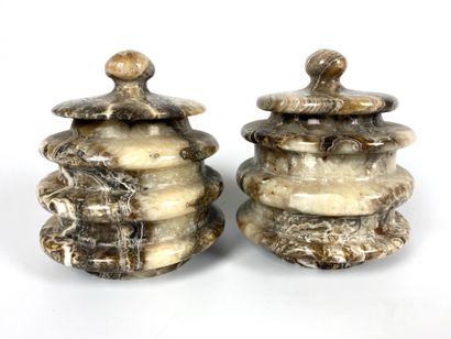 PAIR OF COVERED POTS in marble 20th century...