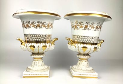 null PARIS Paire de vases Médicis en porcelaine blanche et or, les prises latérales...