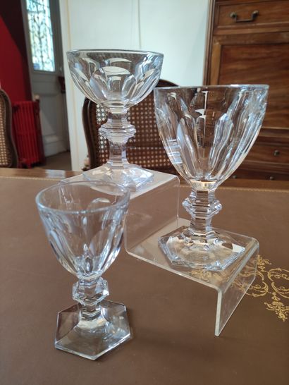 null BACCARAT Service de verres en cristal modèle Harcourt comprenant : - 12 verres...