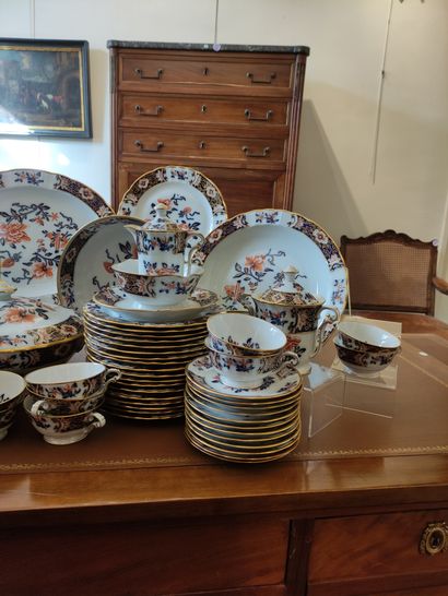 null BERNARDAUD Service de table en porcelaine de Limoges modèle "Canton" comprenant...