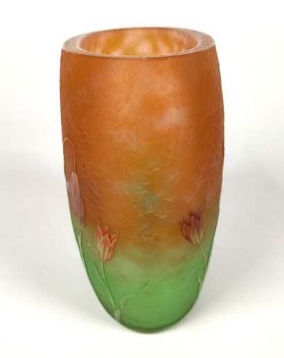 null DAUM NANCY Vase de forme navette en verre givré vert et orange à décors gravé...
