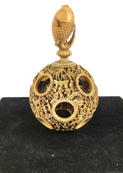 null CHINA Two Canton balls and their chains 19th century Diam : 9 cm. (Accident...