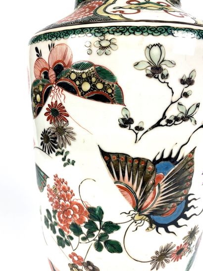 null CHINE Vase balustre couvert en porcelaine émaillée à décor polychromé de papillons...