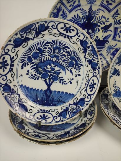 null CHINE UN PLAT CREUX et SIX ASSIETTES en porcelaine bleu-blanc XVIII-XIXème siècles...