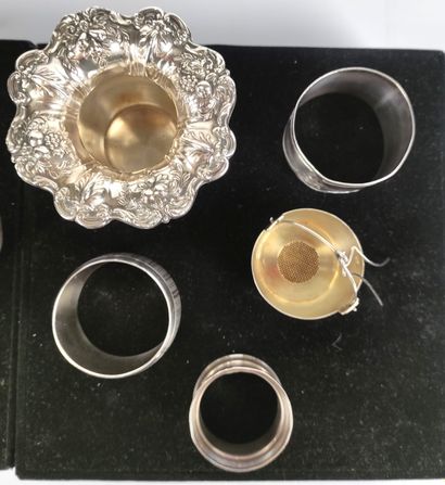 null SET in silver including : -1 tumbler -7 napkin rings -1 tea holder -1 small...