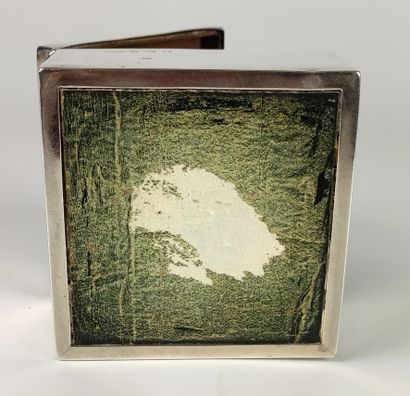 null Silver box with wooden interior. Birmingham, 1946-47 5,5 x 8 x 8 cm (shocks...