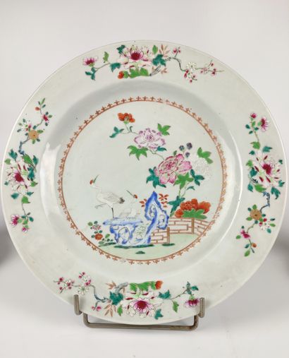 null SIX ASSIETTES et UN PLAT en porcelaine de Chine XIX-XXème siècles (éclats)