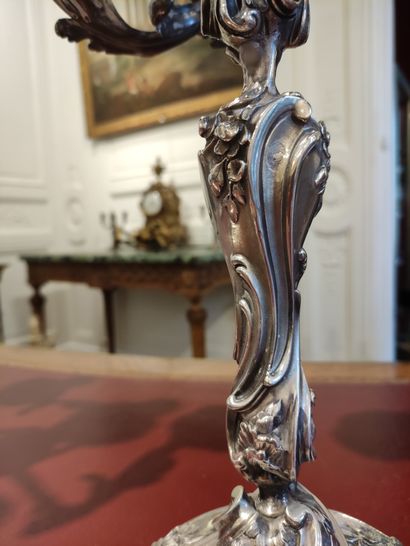 null PAIRE DE CANDELABRES en bronze argenté modèle feuillagé à trois bras de lumière...