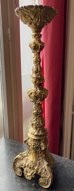 PIQUE-CIERGE en bronze doré à décor de coquilles....