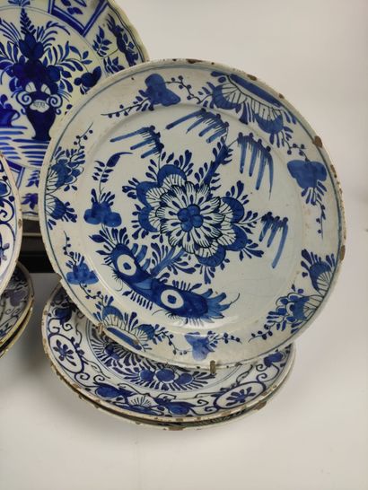 null CHINE UN PLAT CREUX et SIX ASSIETTES en porcelaine bleu-blanc XVIII-XIXème siècles...