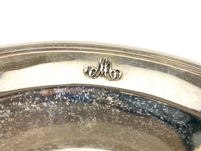 null Round silver platter with rim, the wing decorated with the monogram in relief...