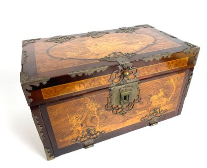 TRAVEL BOX in ash veneer and engraved marquetry...