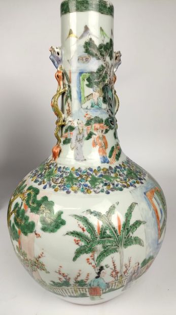 null CHINE Vase de forme tianqiuping en porcelaine à décors de la famille verte de...