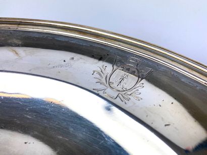 null Round silver plate with threaded edges, the wing engraved with a coat of arms....