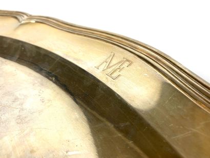 null Oval silver platter with a filleted movement, the wing monogrammed KF and ME...