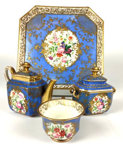 null PARIS-MAISON BOIN Service à thé dit cabaret en porcelaine bleue et or comprenant...