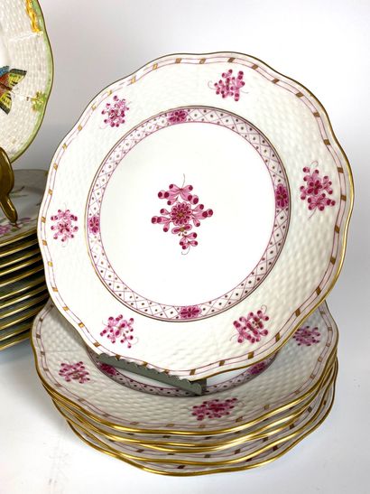 null HUNGARY Twelve white porcelain dessert plates with green border. Diam: 23 cm...