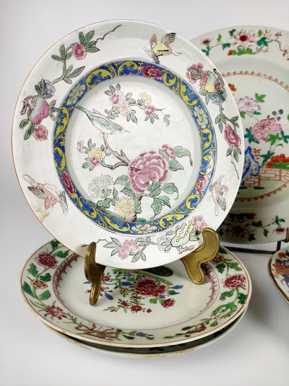 null SIX ASSIETTES et UN PLAT en porcelaine de Chine XIX-XXème siècles (éclats)