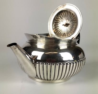 null Silver teapot, sugar bowl and milk jug chased with gadroons Goldsmith Edward...