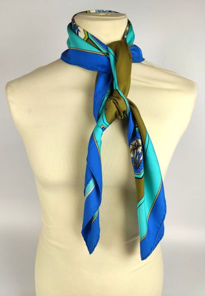 null HERMES Foulard en soie turquoise et bleu sur fond kaki décor d'octogones de...