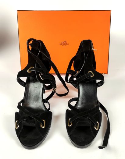 null HERMES Paire de nu-pieds en daim noir, talon de 10 cm. Boite d'origine. Bon...