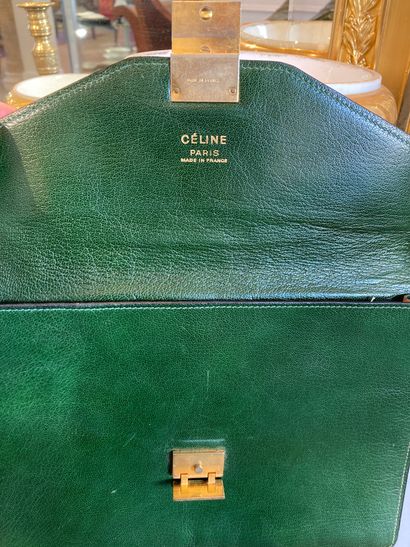 null CELINE Green leather clutch. Flap closure with gold buckle. 19 x 26 cm wear