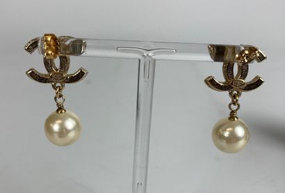 null CHANEL Paire de boucles d'oreilles en métal doré au double C ornée d'une perle...