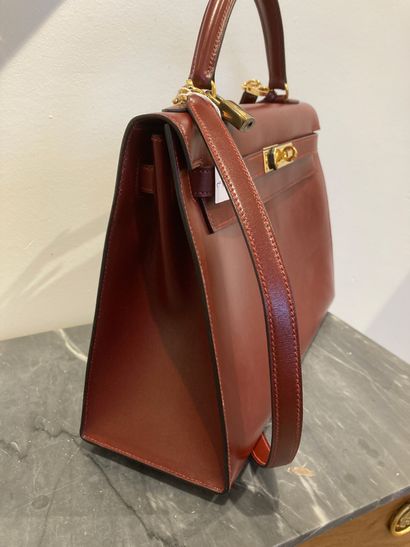 null HERMÈS PARIS 2000 Kelly bag 32 cm in burgundy box with gold metal fastenings...