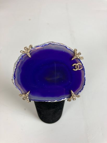 CHANEL Purple agate slice mounted in a brooch...