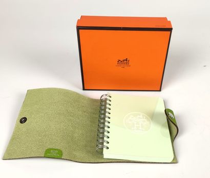 null HERMES Porte bloc-notes en cuir vert. Fermetur pression. Boite. Etat neuf. Dim...