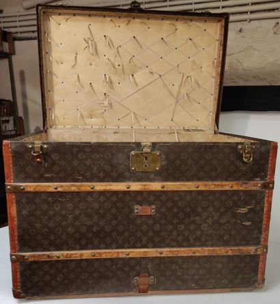 null LOUIS VUITTON vuittonite travel trunk, lozined edges, brass corners and lock,...