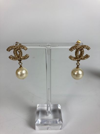 CHANEL Pair of gold-plated earrings with...