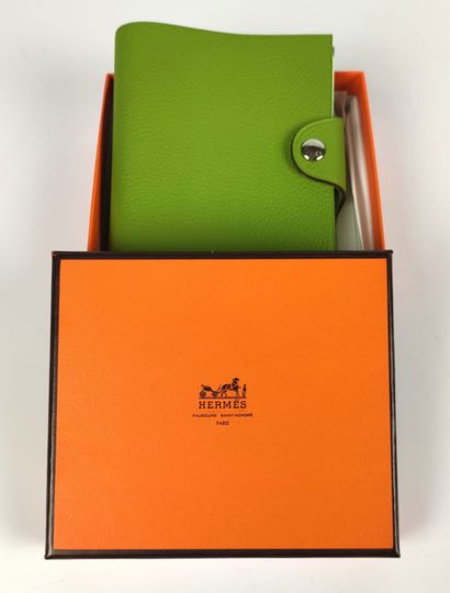 null HERMES Porte bloc-notes en cuir vert. Fermetur pression. Boite. Etat neuf. Dim...