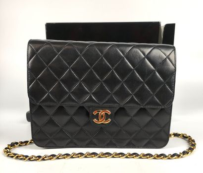 null CHANEL Sac porté épaule en cuir noir matelassé fermeture pression au logo. Anse...