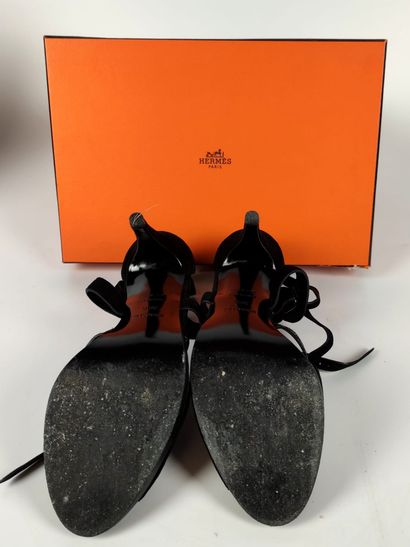 null HERMES Pair of nude shoes in black suede, 10 cm heel. Original box. Good condition....
