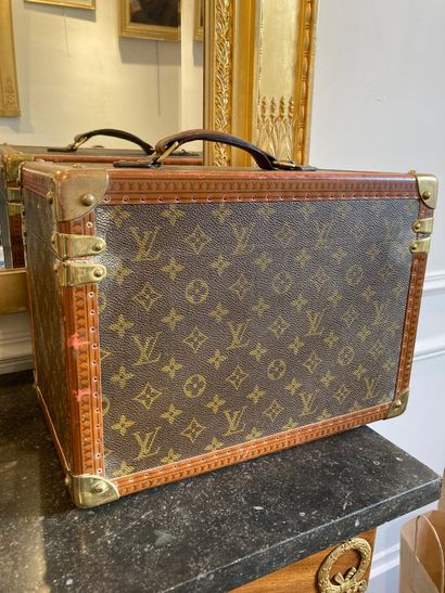 null LOUIS VUITTON Vanity case sheathed in monogrammed canvas with corner reinforcements...