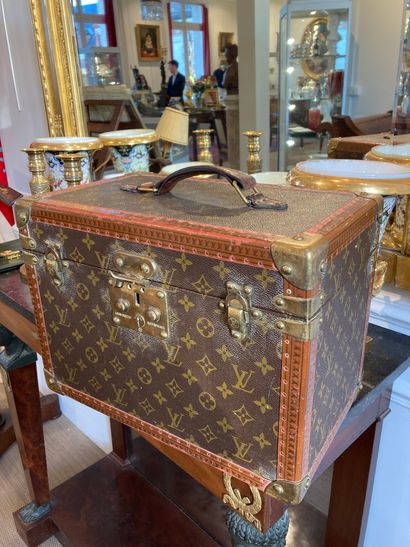 null LOUIS VUITTON Vanity case gainée de toile monogrammé à renforts d'angles et...